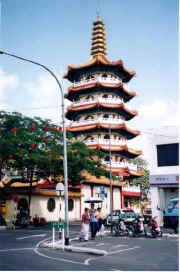 Chinese Temple in Sibu.jpg (26519 bytes)
