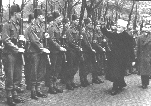 Il Muftì ispeziona le truppe.