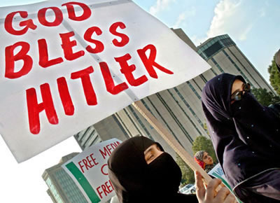 Donne inneggiano a Hitler