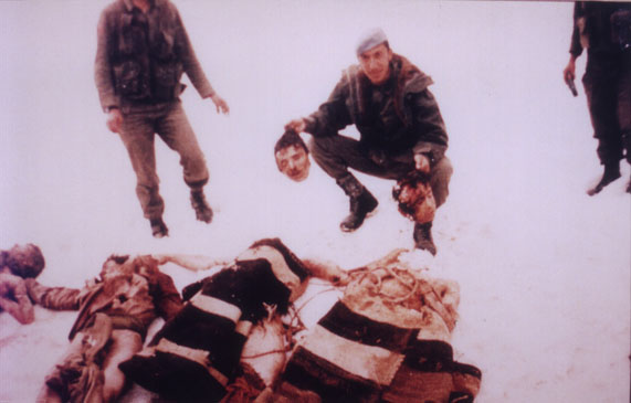 Soldati turchi con teste tagliate.