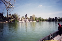 20010410-08-1-madrid-parque_retiro-estanque_lake-monumento_a_alfonso_12.jpg