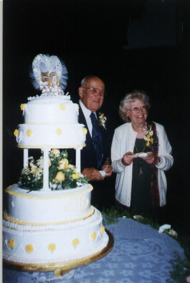 Don Eugenio Train y su esposa Loraine partiendo el pastel de bodas