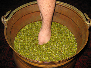 Using mung beans to harden the hands