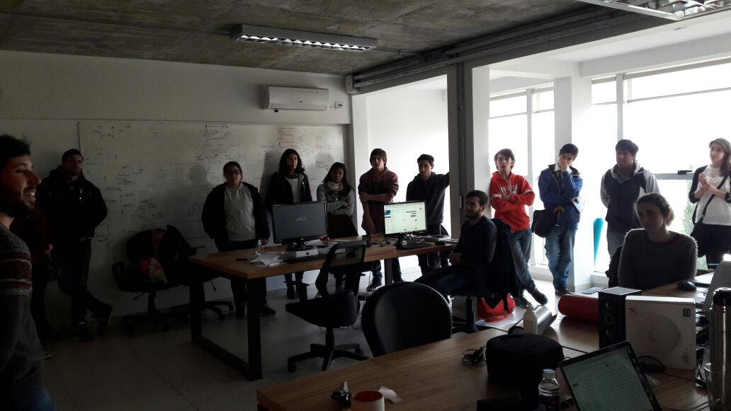 Charla con programadores, en esta foto todo el grupo de Poeta La Plata escucha atentamente a uno de los programadores de celerative.