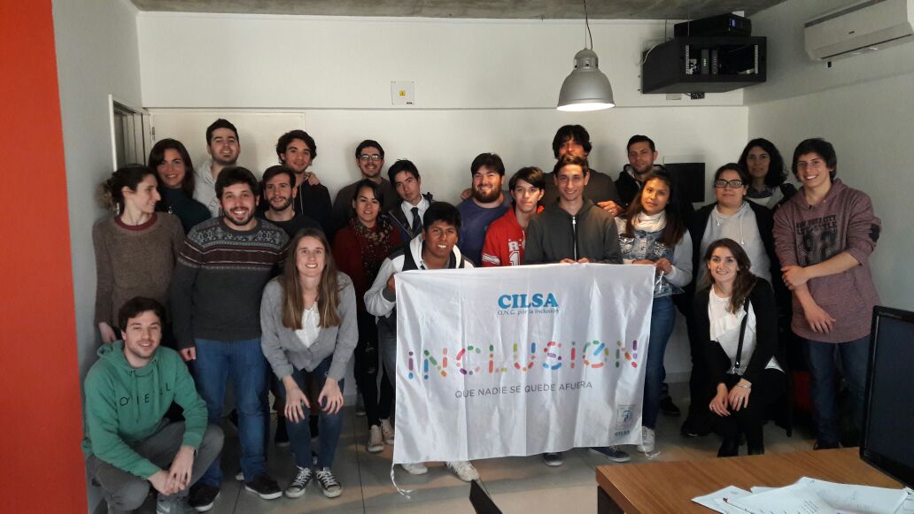 Imagen de programadores de celerative junto con estudiantes de Poeta La Plata con una bandera de Cilsa.