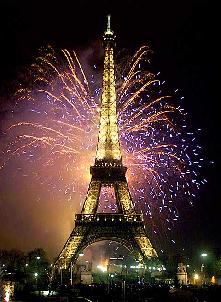 La Tour Eiffel avec les artifices de feu