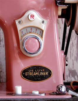 Universal De Luxe Streamliner Sewing Machine Model DST
