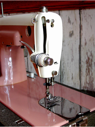 Universal De Luxe Streamliner Sewing Machine Model DST
