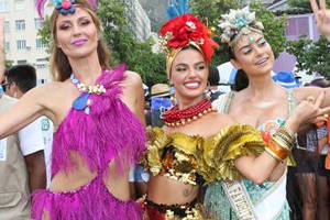 Sao Paolo carnival : bloco girls dancing