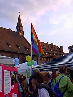 Straenfest '98 - Regenbogenfahne (16977 Byte)