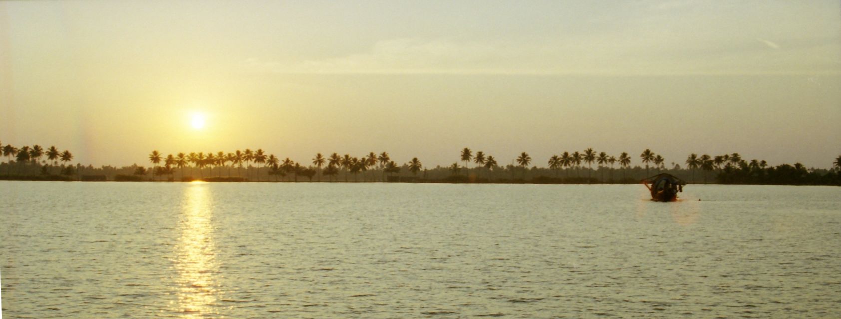 20000200-India-Kerala-Backwaters-sunset-AU301-27tr-pan.jpg