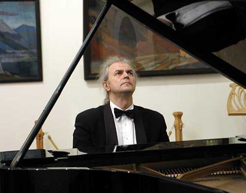 Aleksandr Malkus plays piano - Photo by Aleksey Tumanov