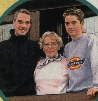 Matthias mit seiner Oma und seinem Bruder Jan