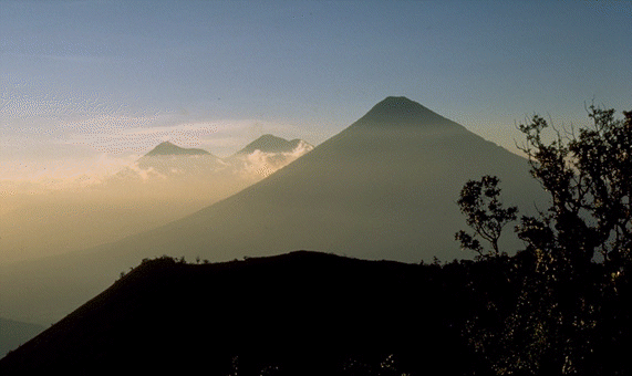 Agua tem um altitude de 3752 m , Guatemala