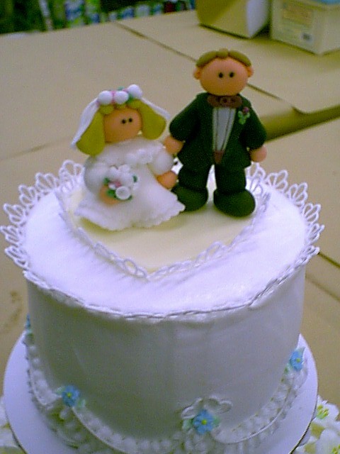 YenYu Hand Molded The Couple From Fondant, Much Like That Of Play Dough; But Much Tastier!