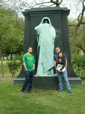 Huuu!! Menuda estatua ( muy chula, por cierto: fuimos al cementerio luego de ver la foto de esta estatua en un libro).
