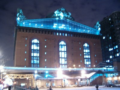 El edificio de noche.