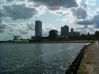 Milwaukee downtown a lo lejos desde el lago.