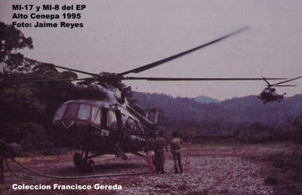 Helicpteros de la AEP en un helipuerto en la zona del Cenepa