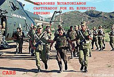 Soldado invasor ecuatoriano capturado, con otros 6 intrusos, por los Valientes Soldados Peruanos al haber sido sorprendidos sembrando alevosamente minas en territorio peruano, al fondo un Helicptero peruano de transporte Mi-17