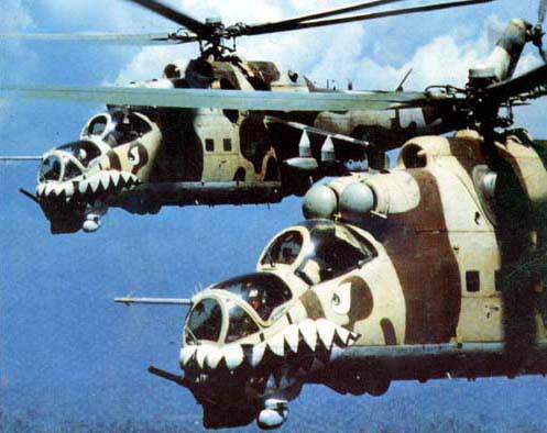 Pareja de helicpteros Hind peruanos sobre el Amazonas. Obsrvese la cabina en tndem, sus ametralladoras de proa, sus sistemas de designacin de armas.
