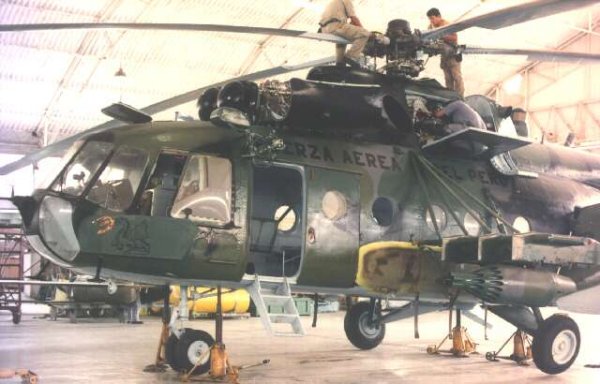 Labores de mantenimiento en un Mi-8TB Hip-F de la Fuerza Area Peruana