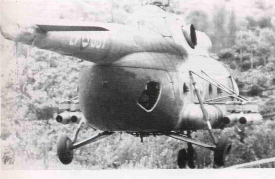 HELICOPTERO MI-8T ARTILLADO DE LA AVIACION DEL EJERCITO DEL PERU BOMBARDEANDO FALSO PAQUISHA EN 1981