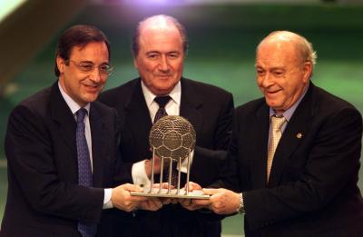 "Di Stefano and Florentino Prez lift the Club of the Century award from FIFA president Joseph Blatter (11/12/2000)" 