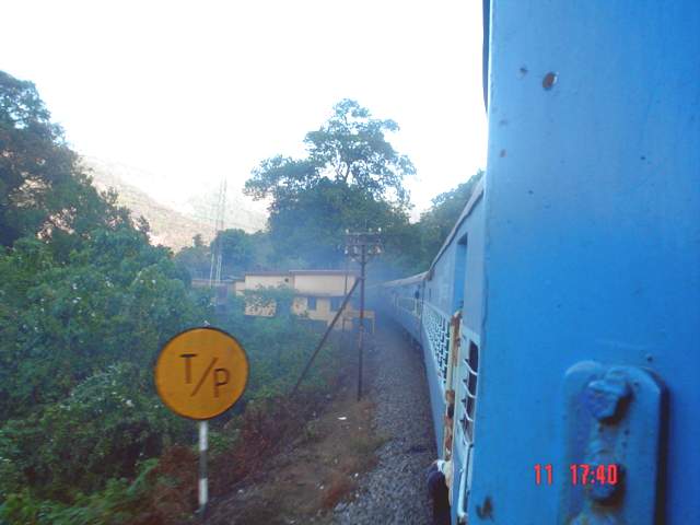 The IndianRailNut Pages by Rajan R. Mathew - The Braganza Ghat  (Kulem-Castle Rock) by 1098 Poorna Express (Jan 2005)