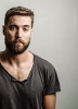 photo Dustin Milligan (voz)