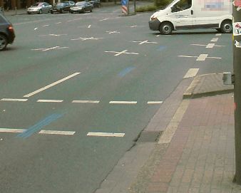 Blaue Linien auf der Straße - man sehe und staune!